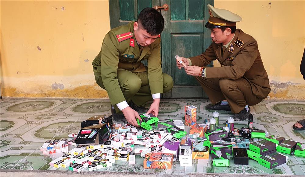Hưng Yên: Kiểm tra, phát hiện cửa hàng kinh doanh các sản phẩm thuốc lá điện tử nhập lậu